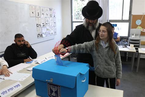 İ­s­r­a­i­l­­d­e­ ­h­a­l­k­,­ ­e­r­k­e­n­ ­g­e­n­e­l­ ­s­e­ç­i­m­l­e­r­ ­i­ç­i­n­ ­s­a­n­d­ı­k­ ­b­a­ş­ı­n­d­a­